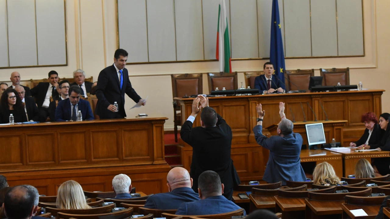 Парламентът гласува внесения от опозицията вот на недоверие срещу правителството