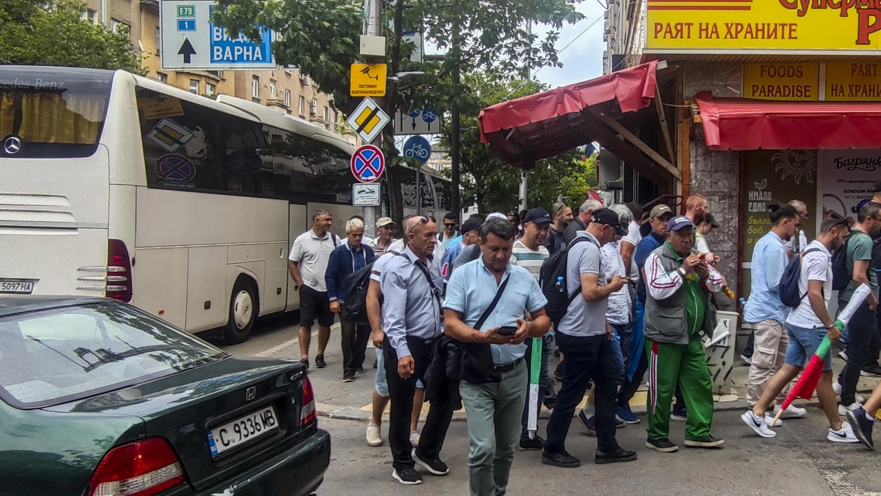 Над десет автобуса от цялата страна паркираха на бул Дондуков