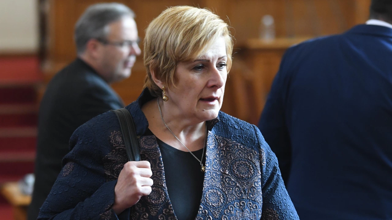 Депутатът от Възраждане Елена Гунчева няма да участва днес в гласуването