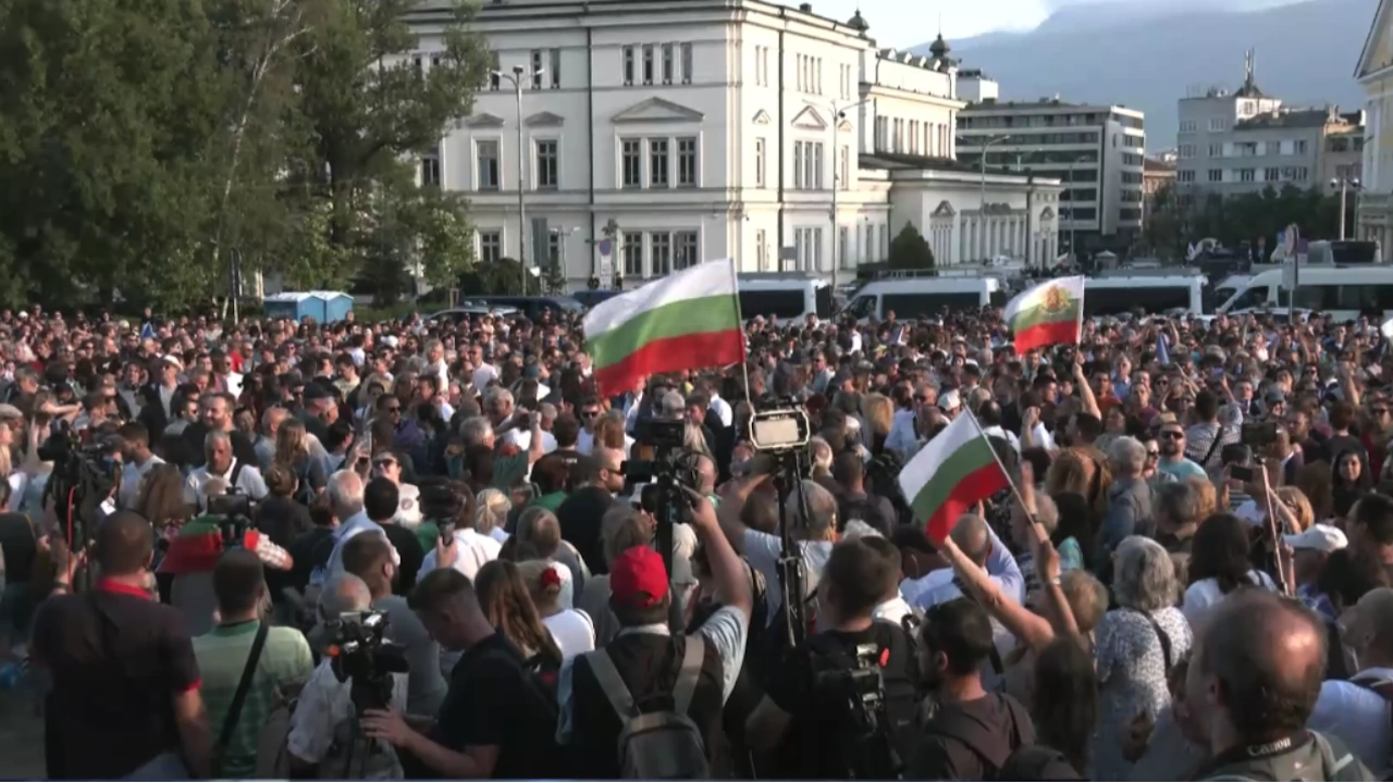 Протестиращи срещу правителството се събраха на площад Св Александър Невски