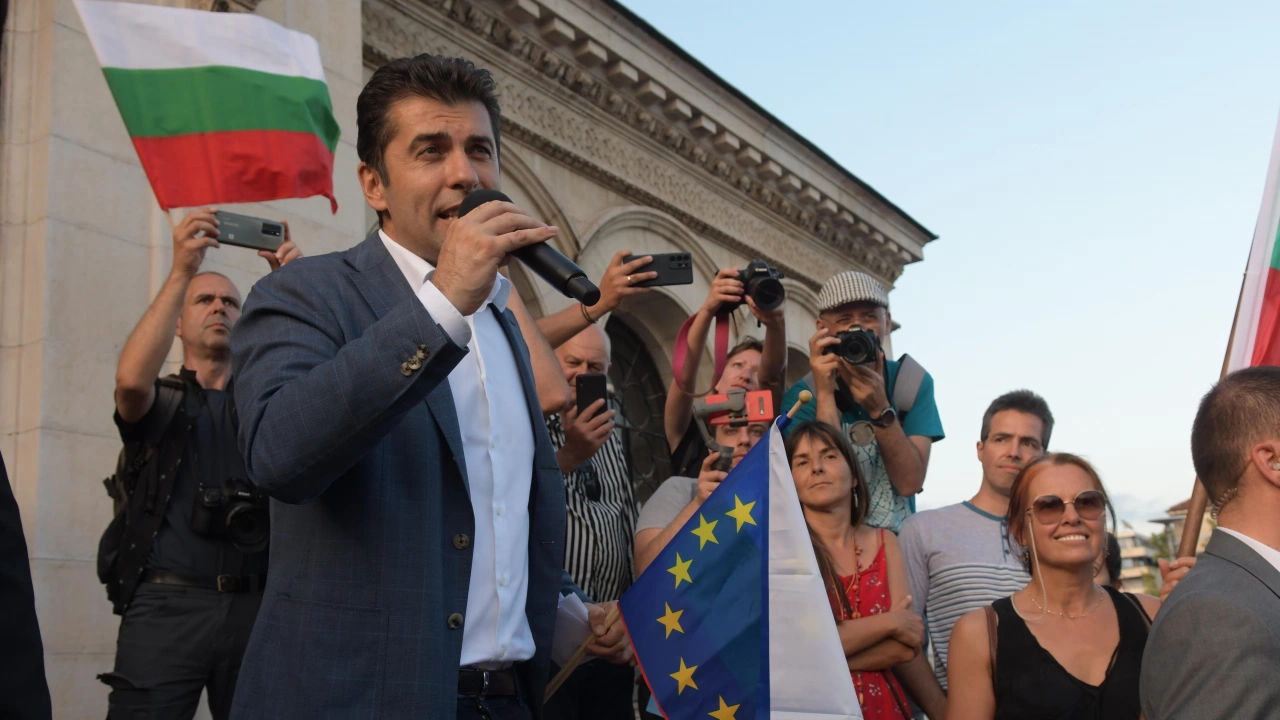 Българското правителство избрано с труд през 2021 г падна на