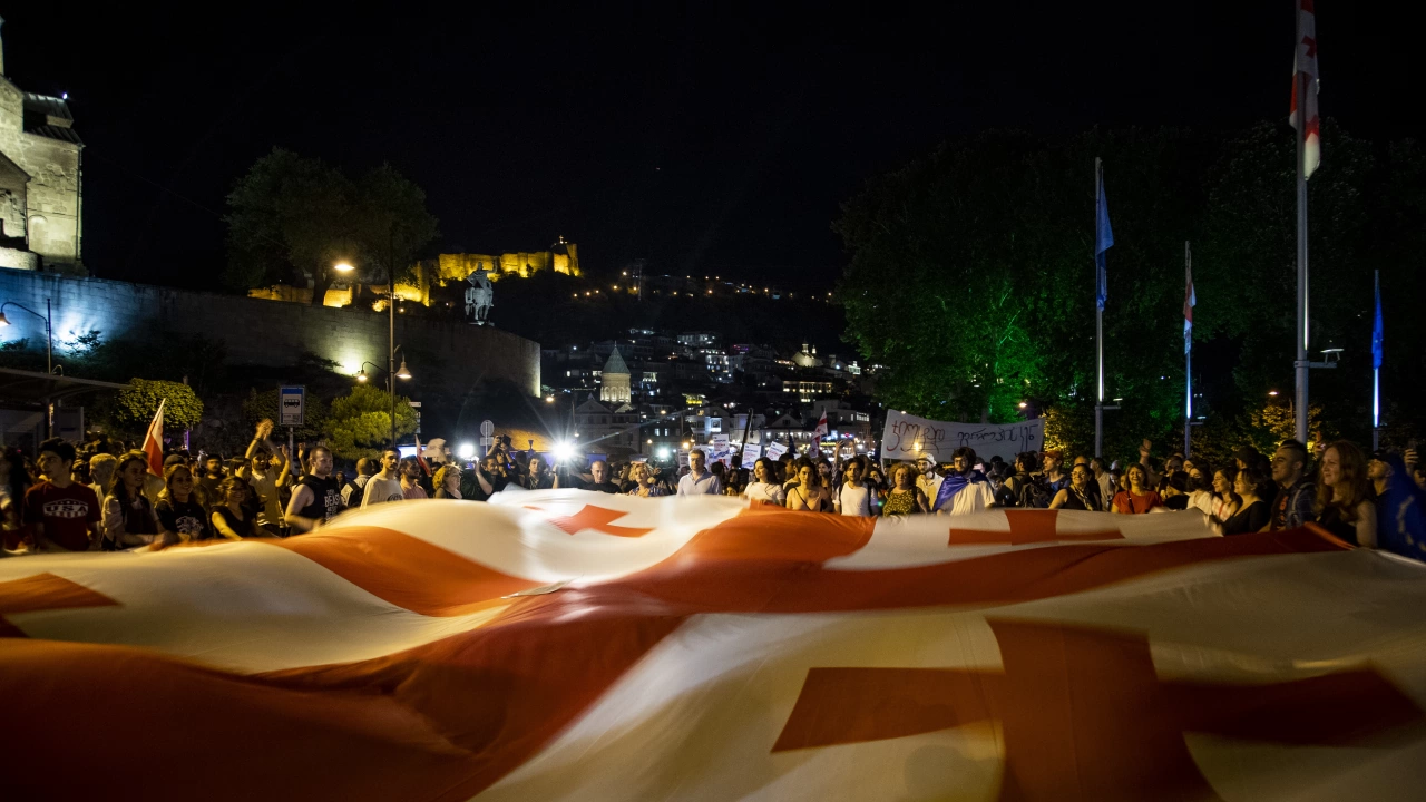 Десетки хиляди протестираха тази вечер в Тбилиси срещу политиката на
