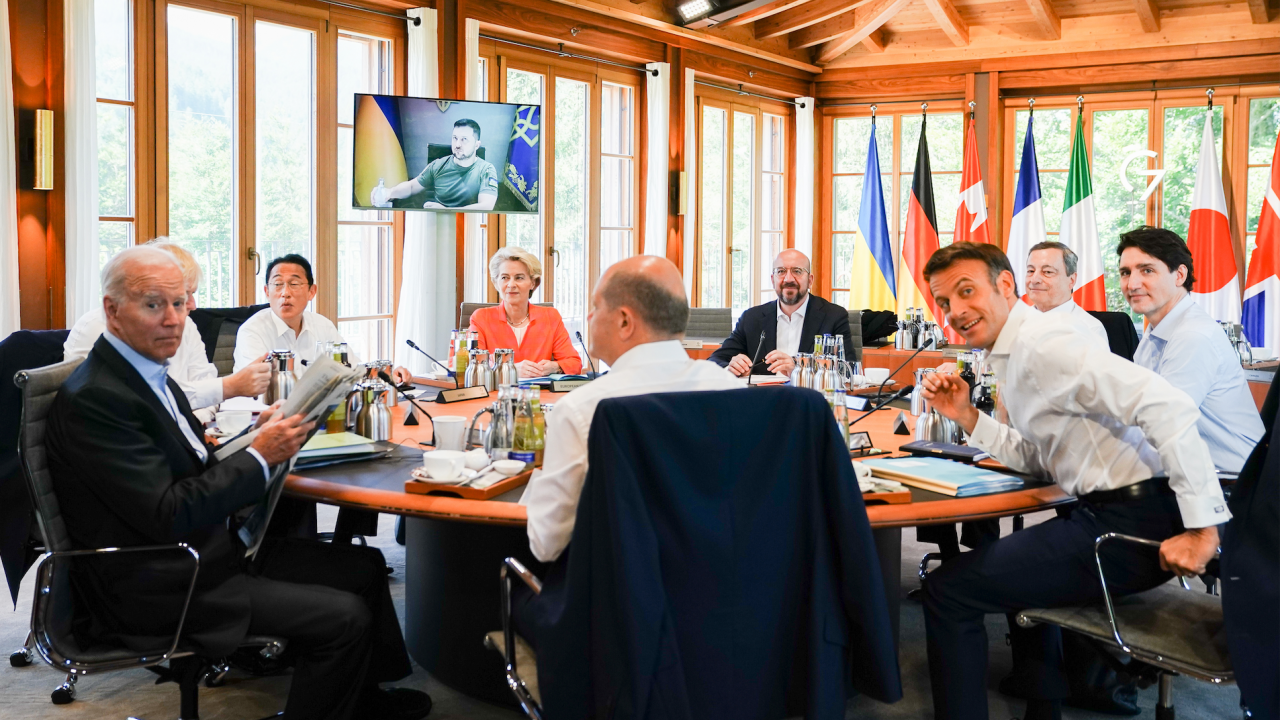 Лидерите на Г-7 обещаха днес да продължат финансовата, хуманитарната, военната