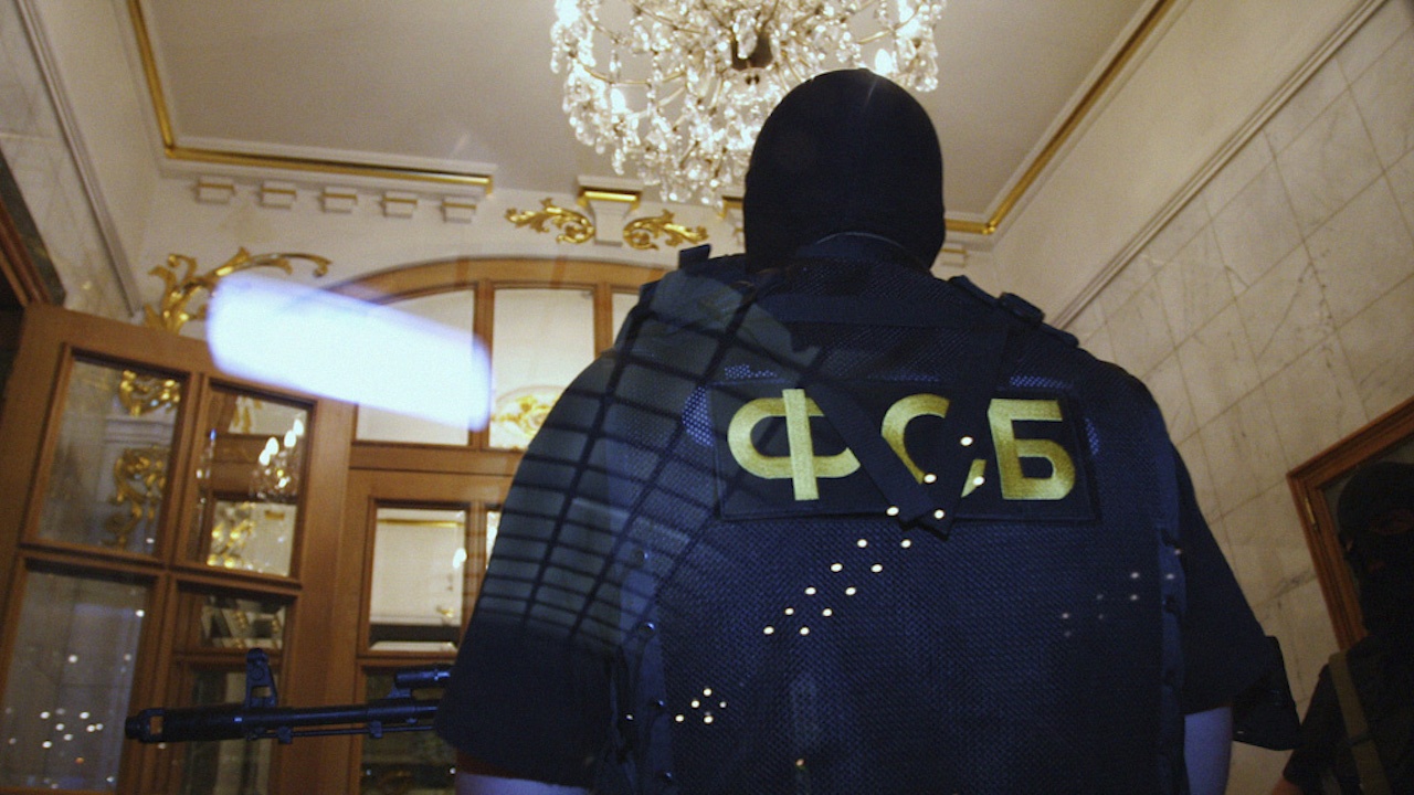 Бивш служител на ФСБ, отговарял за куфарчето с ядрени кодове на Путин, бе открит прострелян в дома си