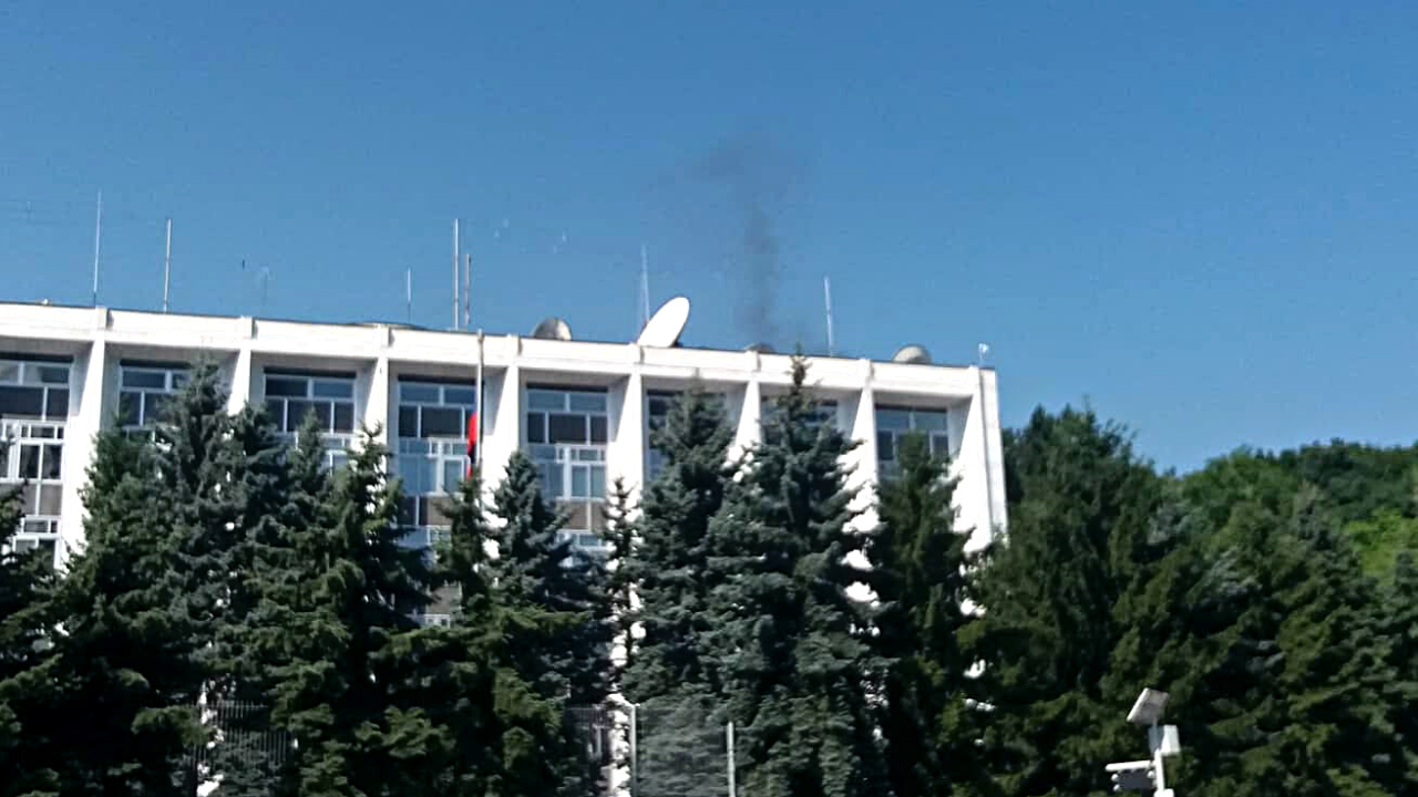 Пушек се издига над Руското посолство