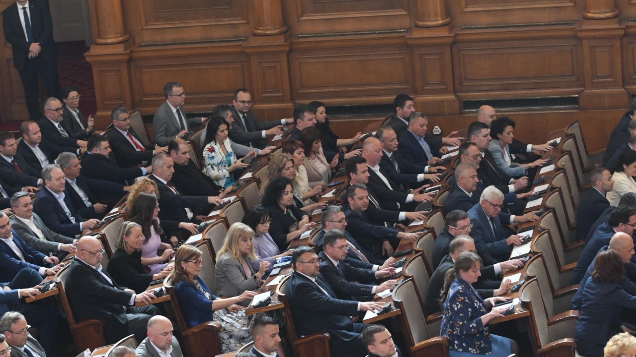 Депутатите ще изслушат извънредно службите и Петков за гоненето на руски дипломати