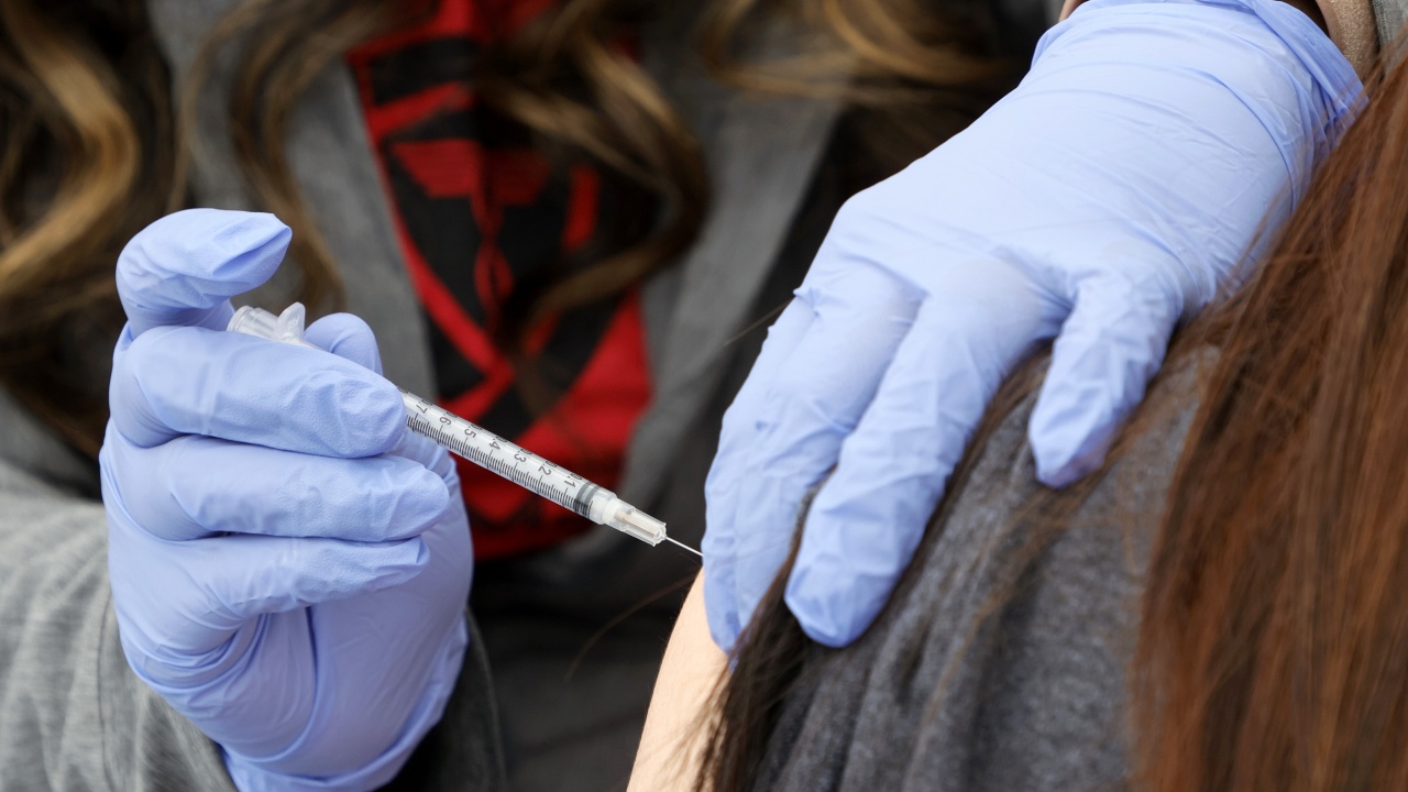"Бионтех" и "Пфайзер" започват да тестват върху хора универсална ваксина срещу коронавируси