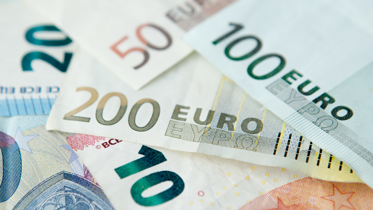 Курсът на еврото е под прага 1,05 долара в междубанковата