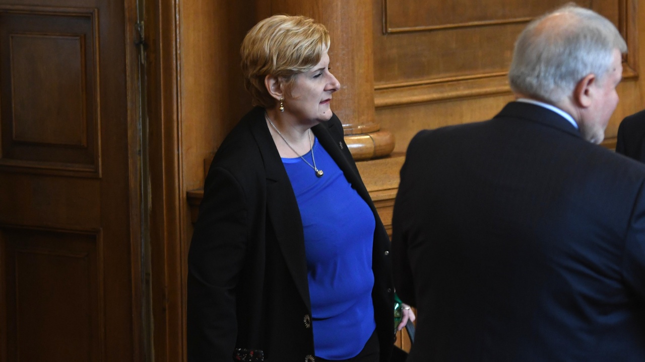 Елена Гунчева вече официално е независим депутат.
Председателят на Народното събрание