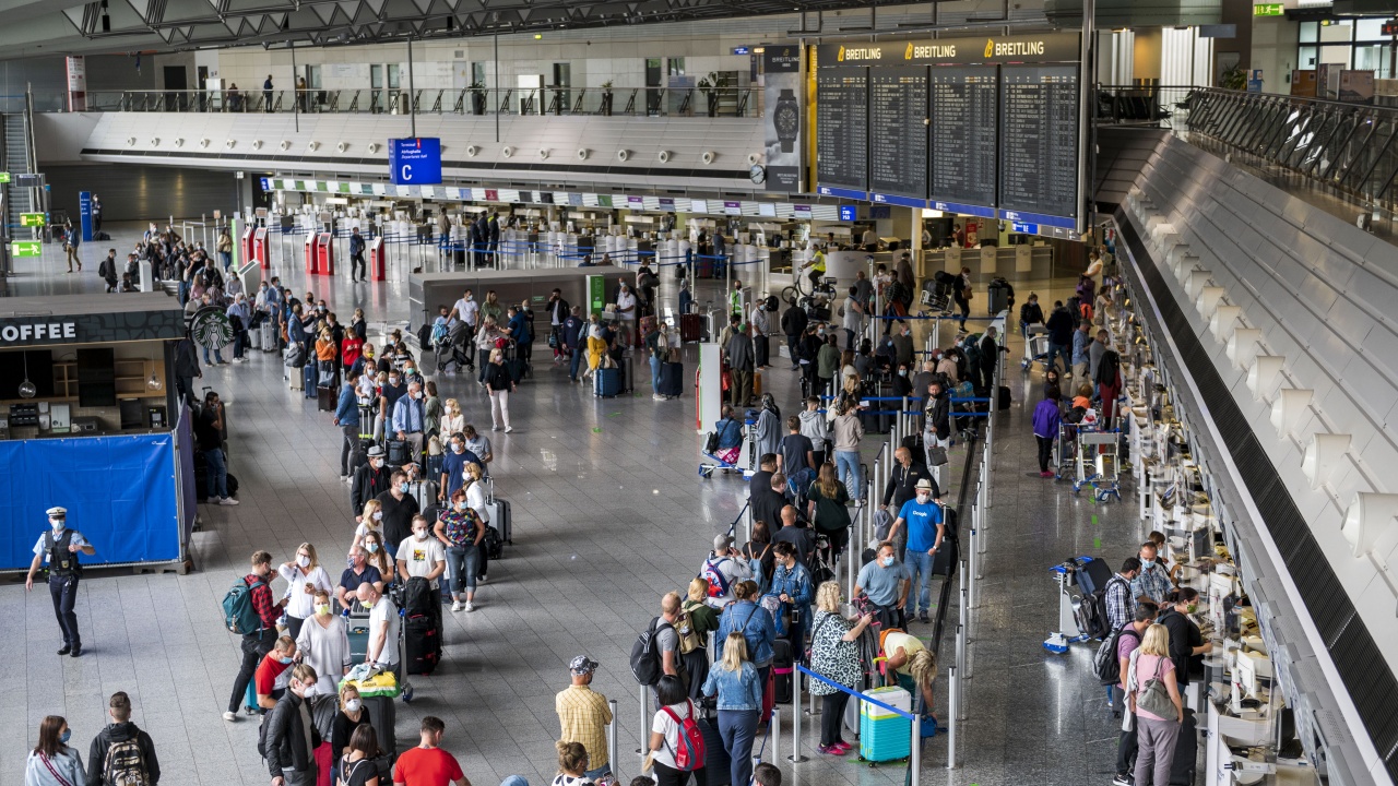 Хаос цари по летищата в Испания.
Много полети са отменени заради тридневна