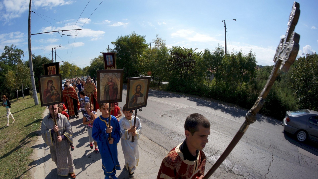 Литийно шествие в Перник по случай връщането на мощите на св. Иван Рилски Чудотворец