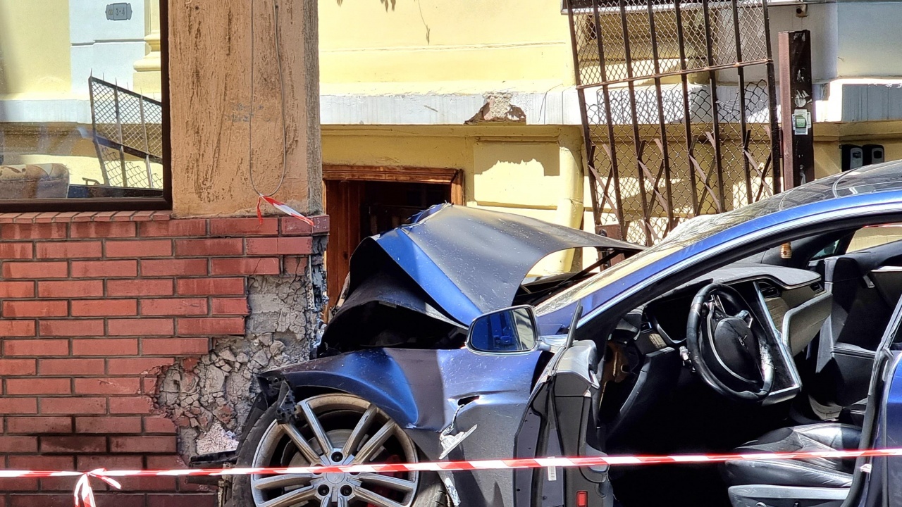 Автомобил Тесла катастрофира в София