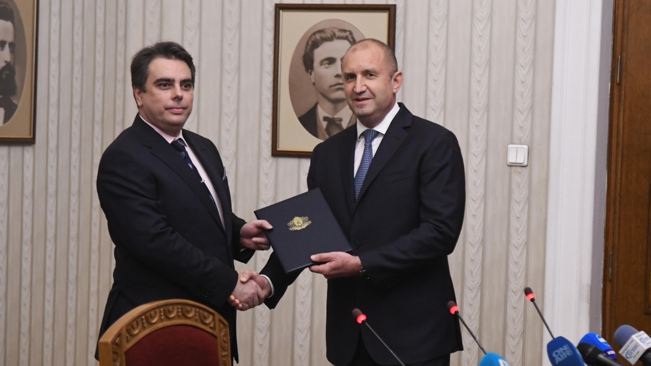 Радев връчи мандат за съставяне на правителство на Асен Василев
