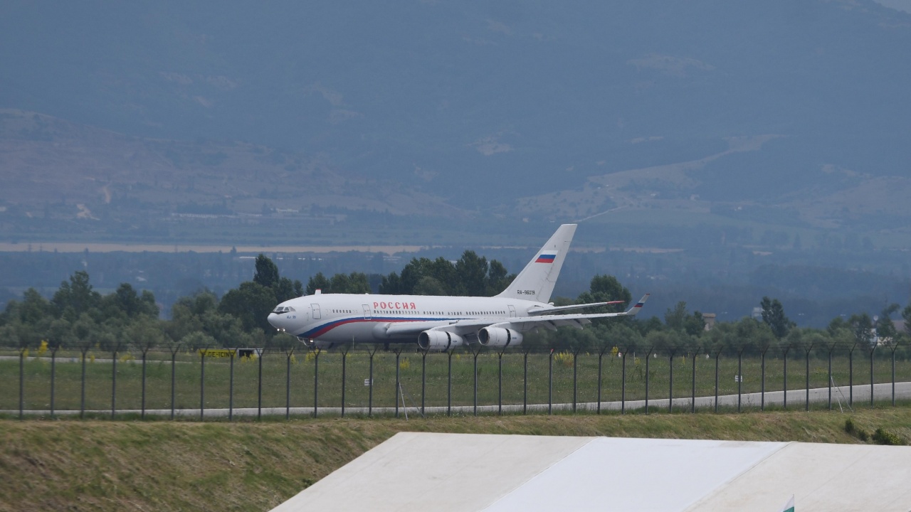Първият самолет за служителите в руското посолство кацна в София