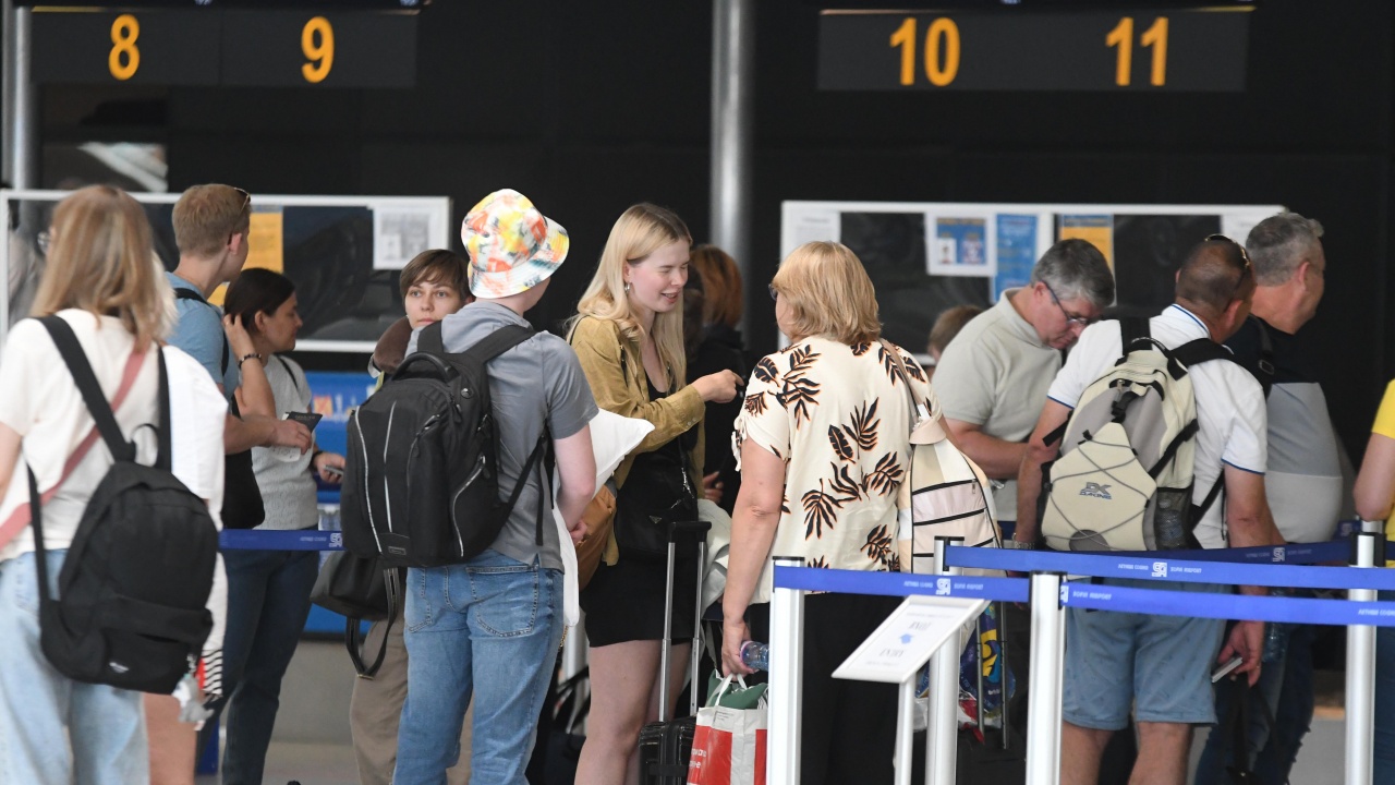 Първите служители на руското посолство вече са на летището в София