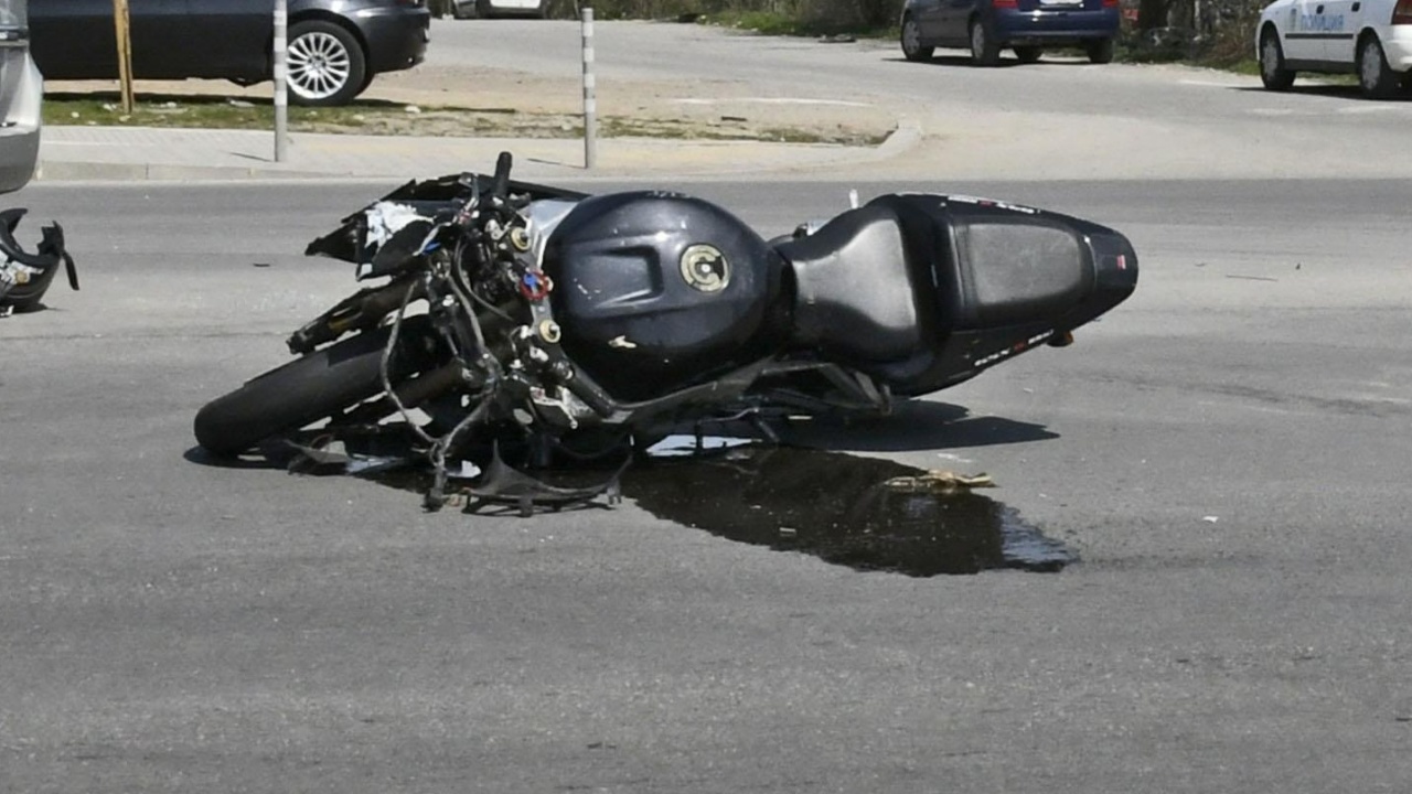 55-годишен моторист загина след сблъсък с кола на изхода на