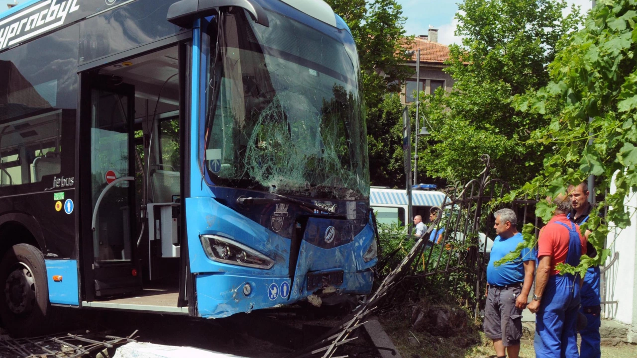 Двама души пострадаха при в Бургас след като автобус се