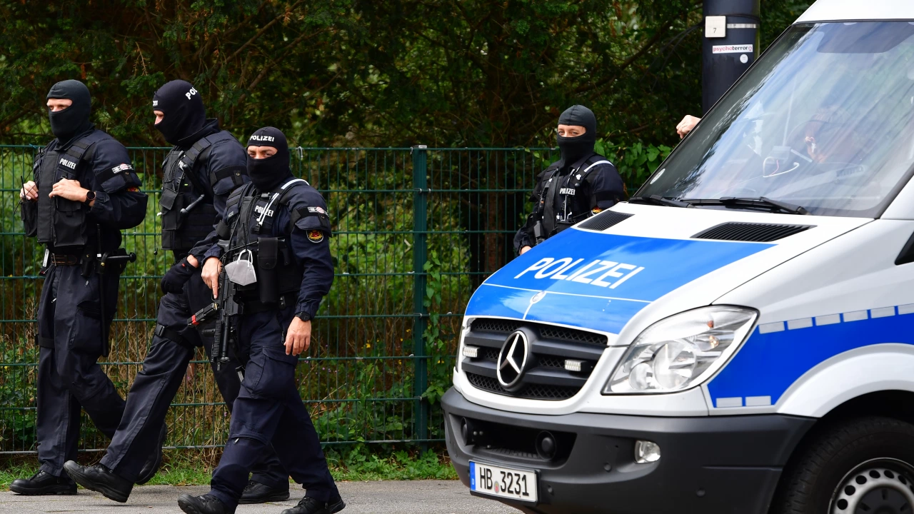 Германската полиция съобщи че е бил задържан мъж заподозрян че