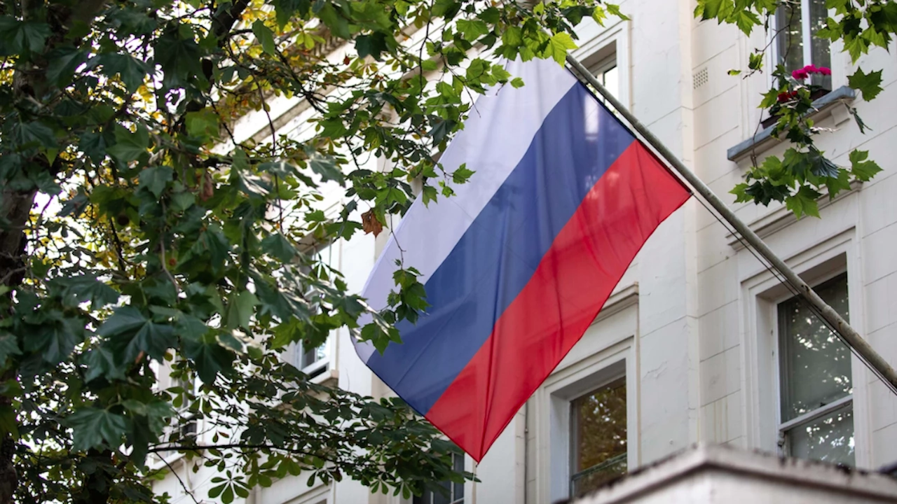 Черен пушек се извива над Руското посолство в София съобщава  Евроком Към