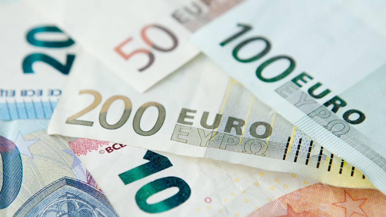 Курсът на еврото е под прага 1 05 долара в междубанковата