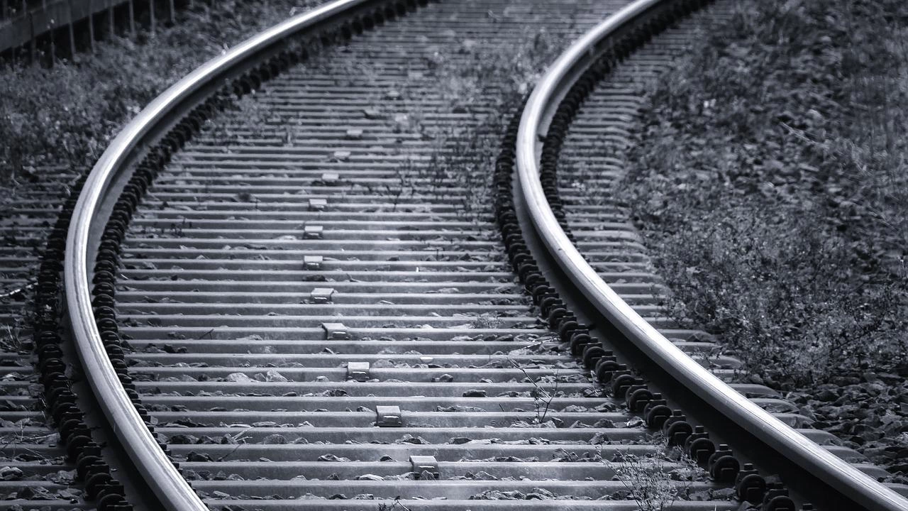 Възрастен мъж е починал след като е ударен от бързия влак Бургас София