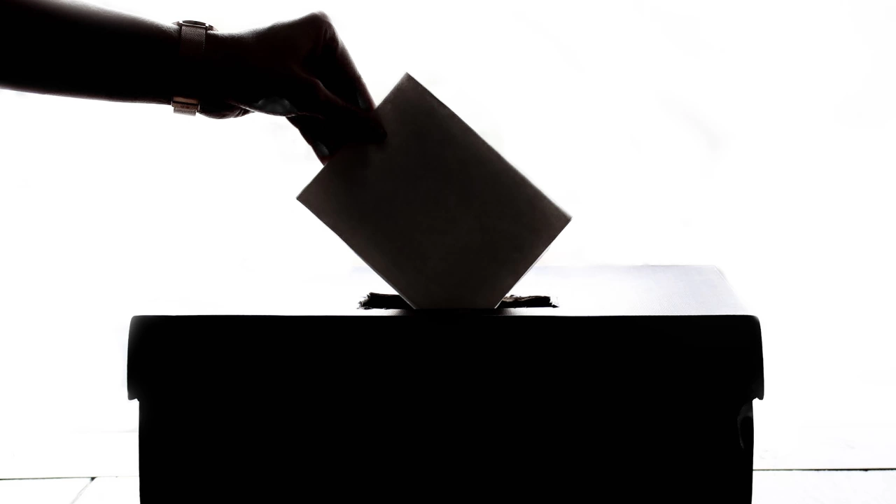Подписка срещу задължителния машинен вот внесоха в бившия партиен дом