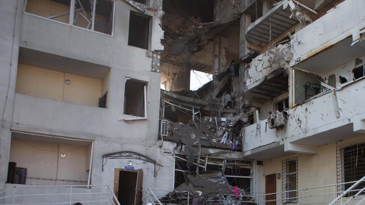 Четиринадесет души загинаха при ракетен удар който порази жилищна сграда