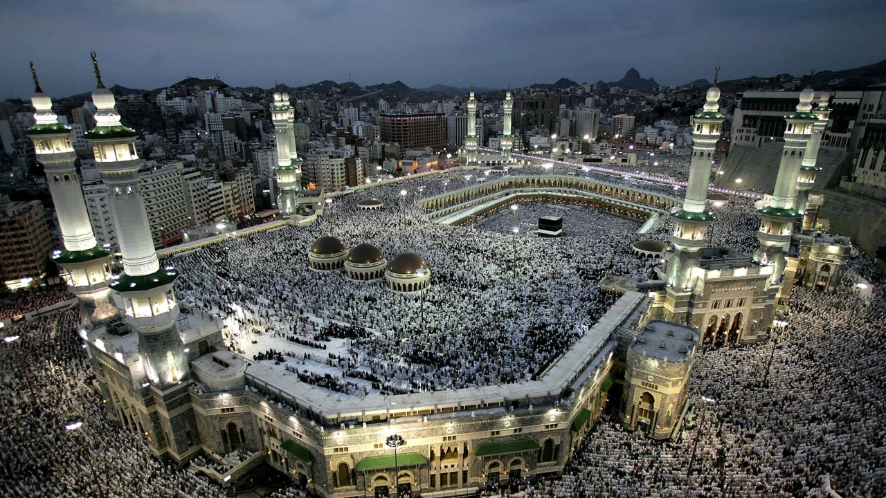 Хиляди поклонници започнаха да пристигат днес в свещеният град Мека