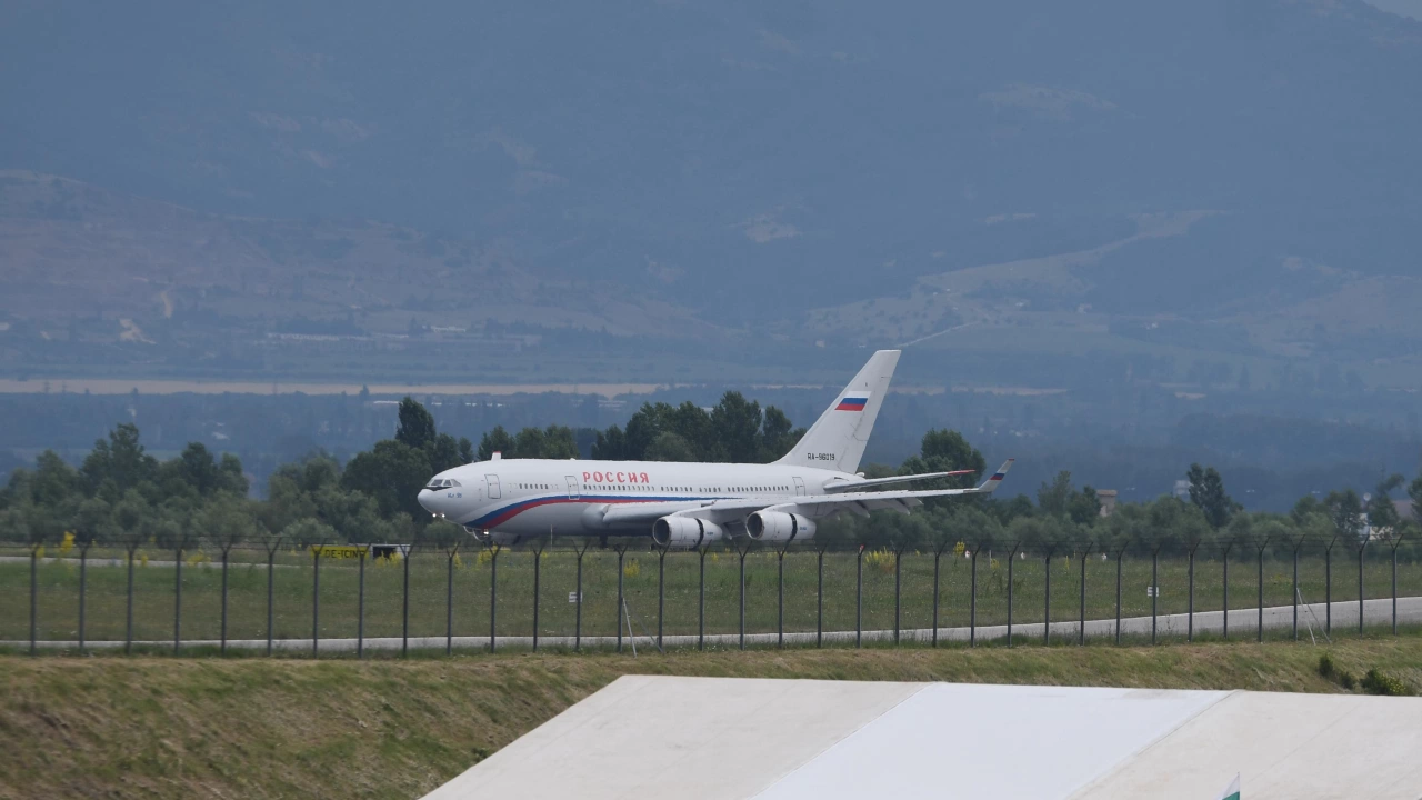Първият от двата самолета за служителите в руското посолство кацна