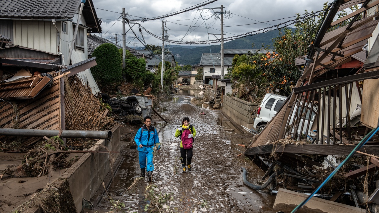 Близо 17 000 души в Югозападна Япония ще бъдат евакуирани заради тайфун