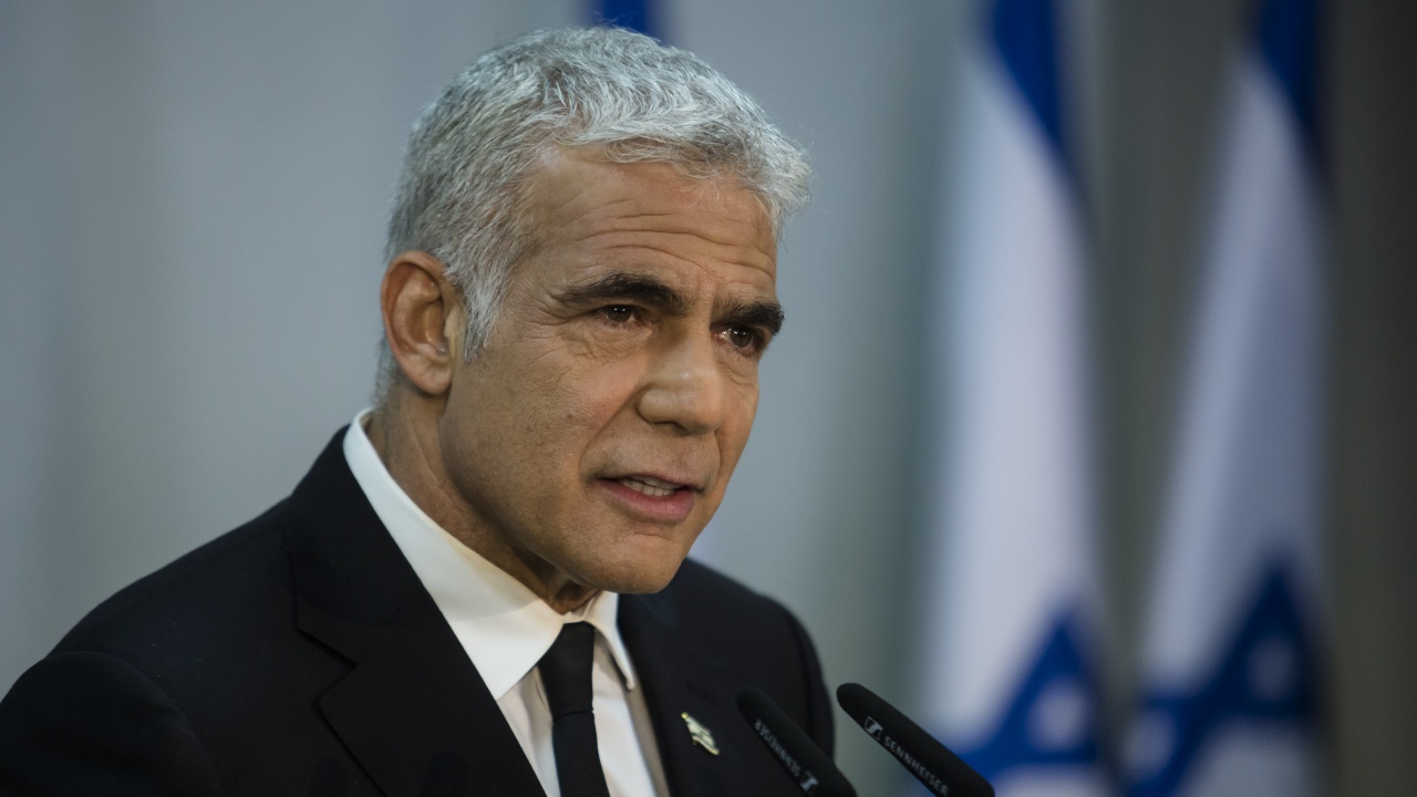 Служебният премиер на Израел Яир Лапид замина днес на еднодневна