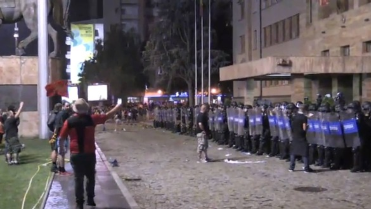 Над 40 ранени полицаи, поражения по сградите на правителството и парламента и арестувани на протестите в Скопие