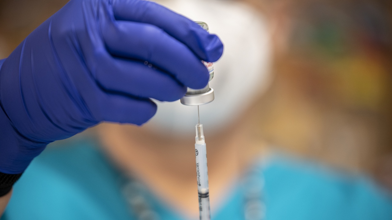 МЗ: Близо 38% от всички приложени втори бустерни ваксини срещу COVID-19 са във възрастовата група 70-79 г.
