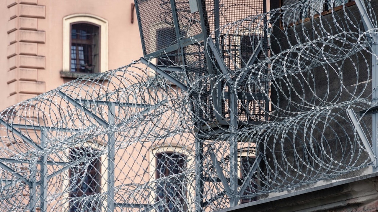 Най-малко 600 затворници са избягали при нападение срещу затвор в