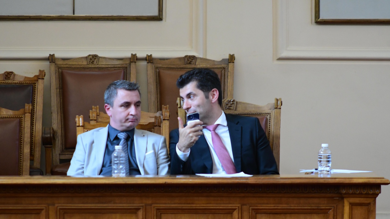 Депутатите изслушват Петков и Николов за доставките и цената на газа