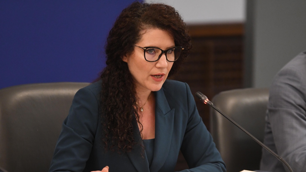 Калина Константинова анонсира промени в работата на държавната администрация