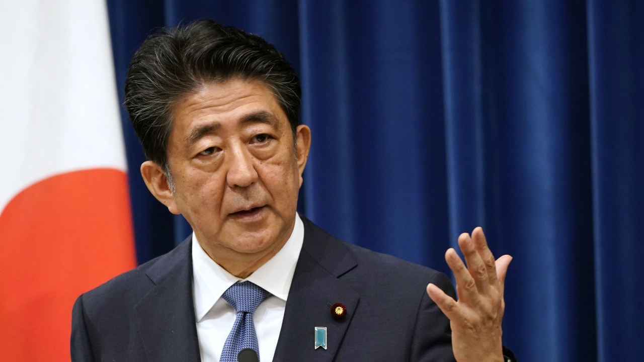  Бившият японски премиер Шиндзо Абе, който бе прострелян в гърба,