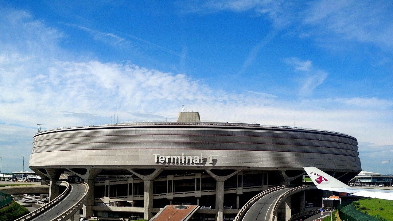 Служители на парижки летища отмениха планираните за този уикенд стачни действия