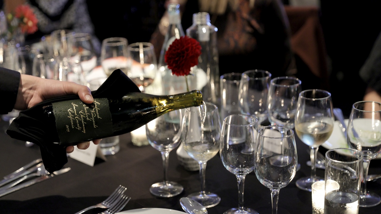Италиански учени установиха, че бялото вино в прозрачни бутилки реагира