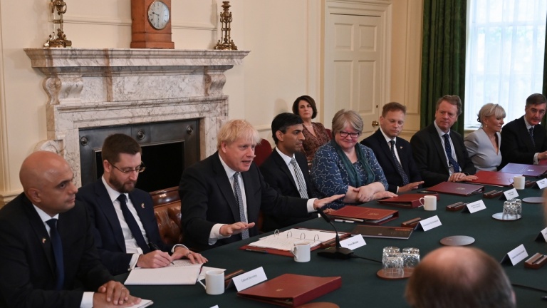Двама министри от кабинета на Борис Джонсън хвърлиха оставки