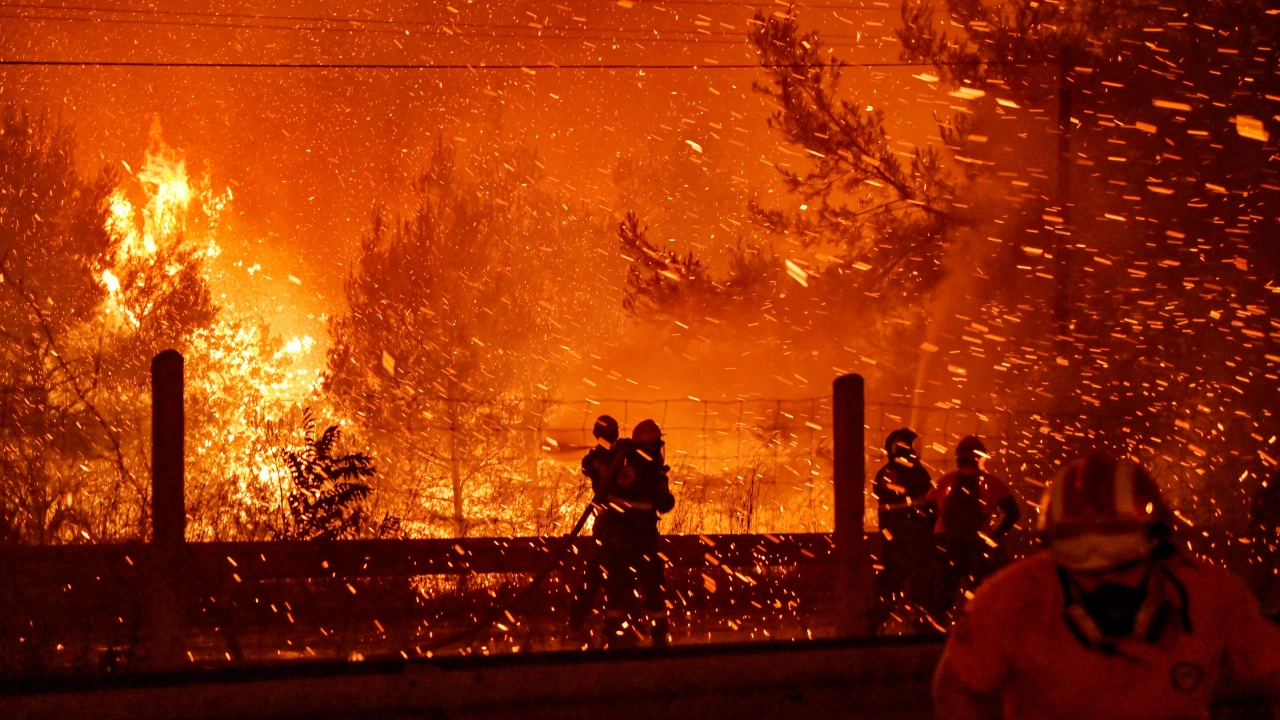 Гръцки пожарникари се борят с голям горски пожар който наложи