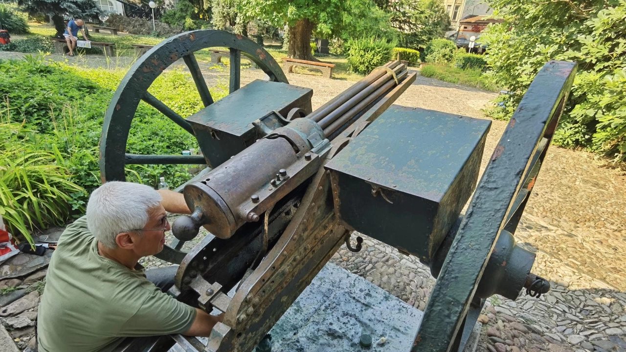 Започна реставрация на уникалните картечници Гатлинг в двора на Mузей