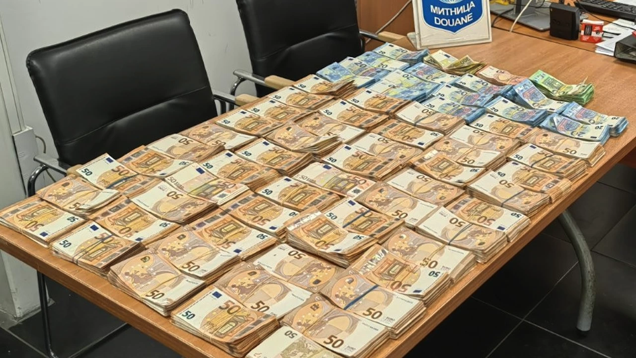 Митническите служители откриха недекларирана валута с левова равностойност 617 279