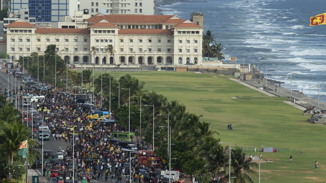 100 000 души протестираха в Шри Ланка заради тежката икономическа