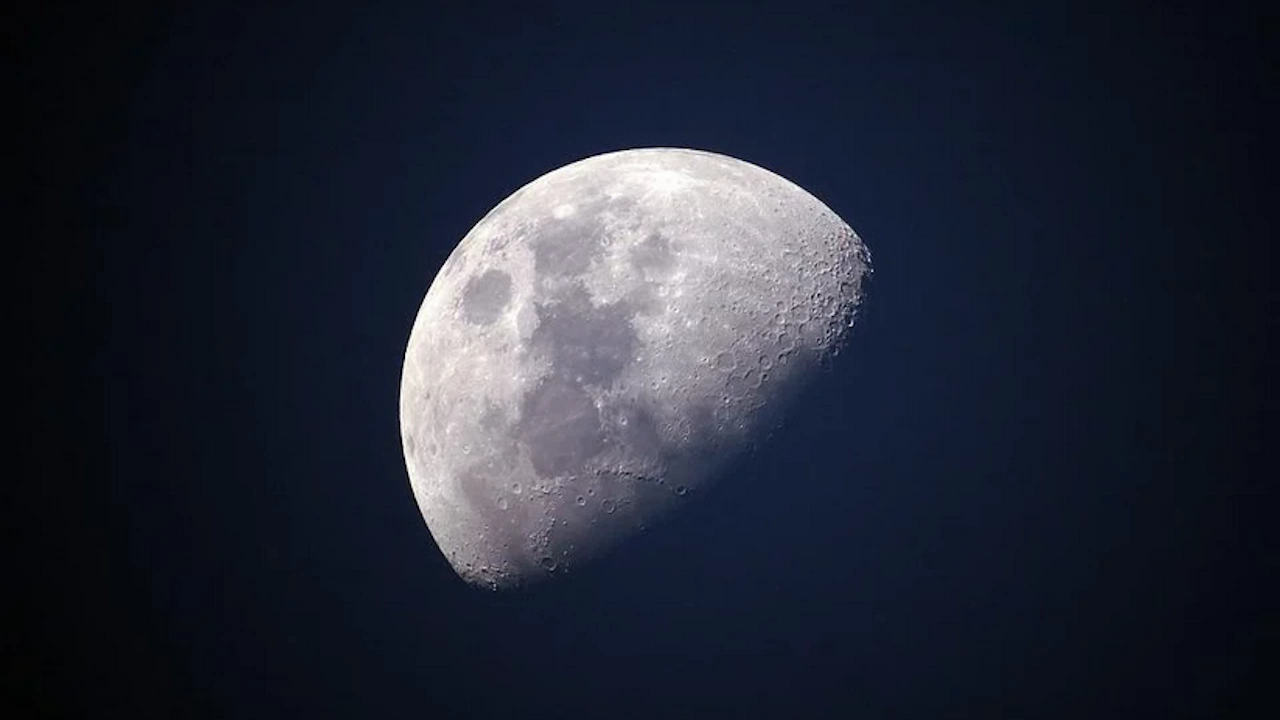 Луната може да е известна с осеяната си с кратери