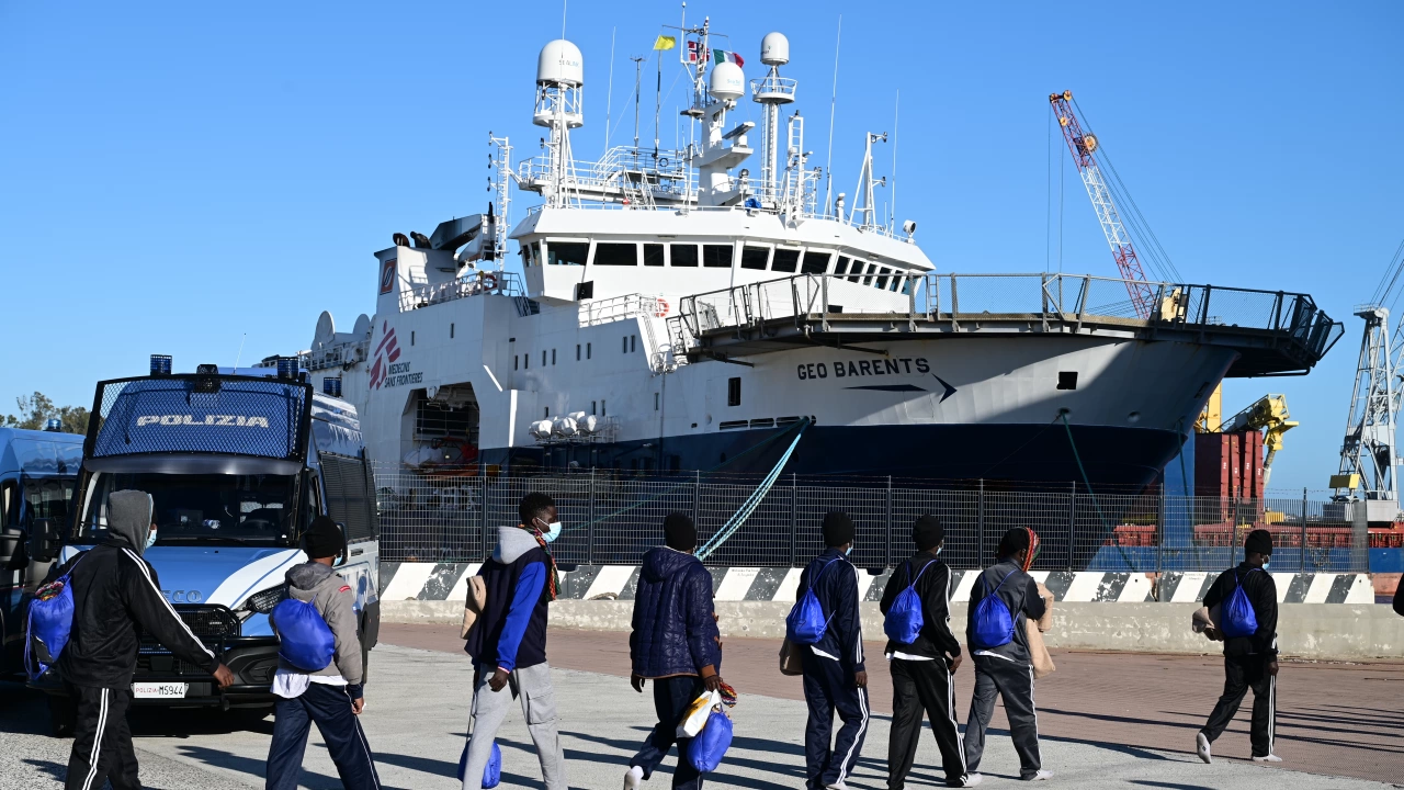Италианският боен флот започна вчера да премества първите 600 мигранти