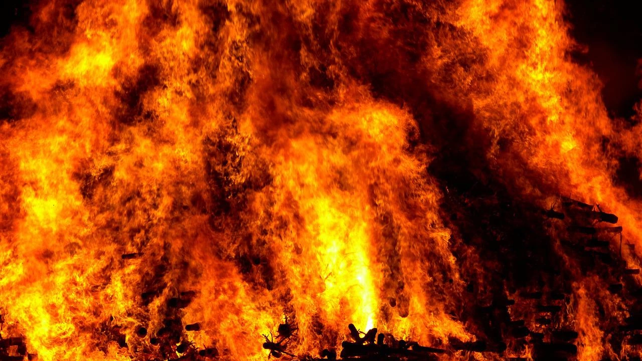 Голям пожар избухна в източни квартали на Рим Засега няма