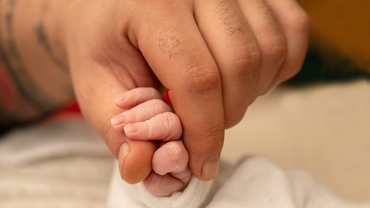 Медици от Асеновград изродиха бебе в седмия месец след усложнена бременност