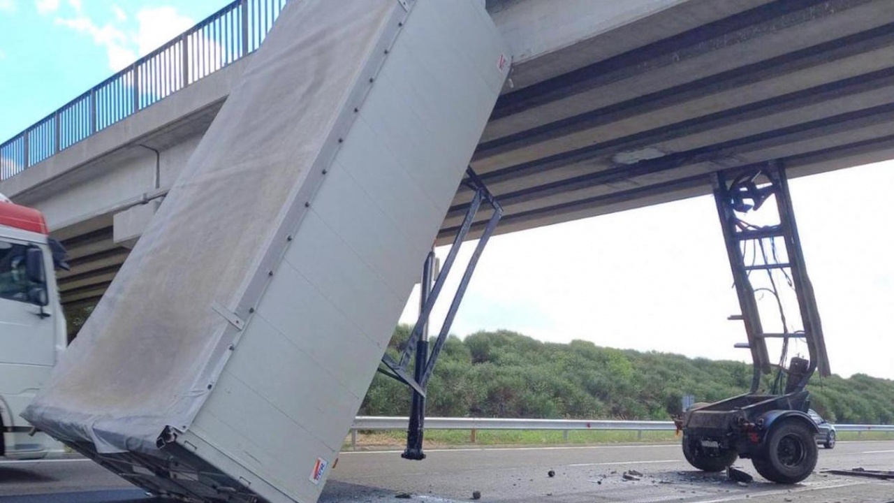 Камион заклещи ремаркето си на мост на АМ "Тракия"