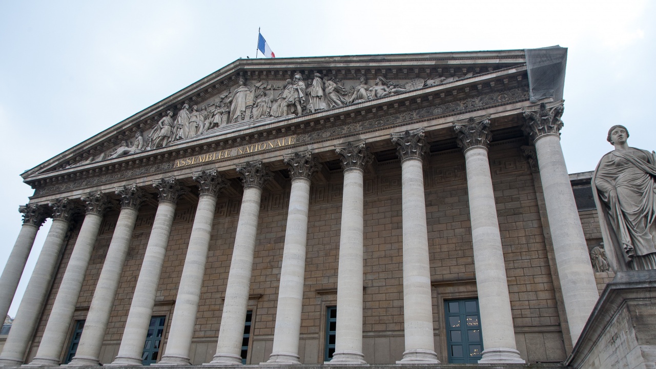 Вотът на недоверие срещу френското правителство се провали в парламента